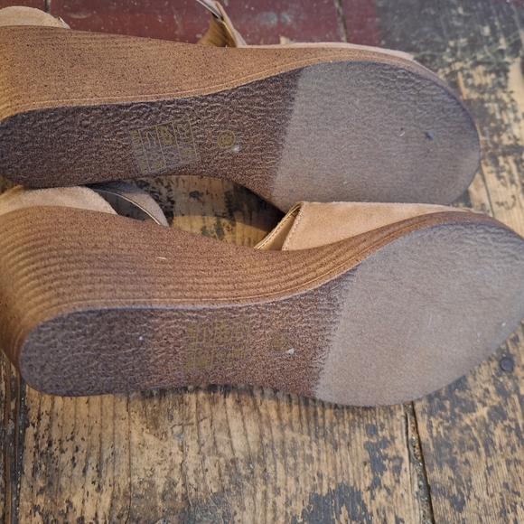 NEVER WORN Size 9 Tan Wedge Shoe - Picture 4 of 4